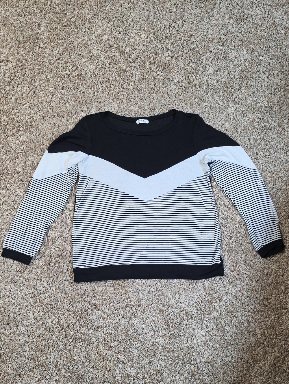 Women's Black & White Chevron Stripe Pullover Sweater